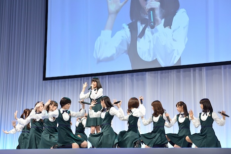 新曲「何度目の青空か？」を初披露する乃木坂46。