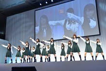 新曲「何度目の青空か？」を初披露する乃木坂46。