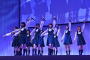 新曲「何度目の青空か？」を初披露する乃木坂46。