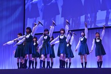 新曲「何度目の青空か？」を初披露する乃木坂46。