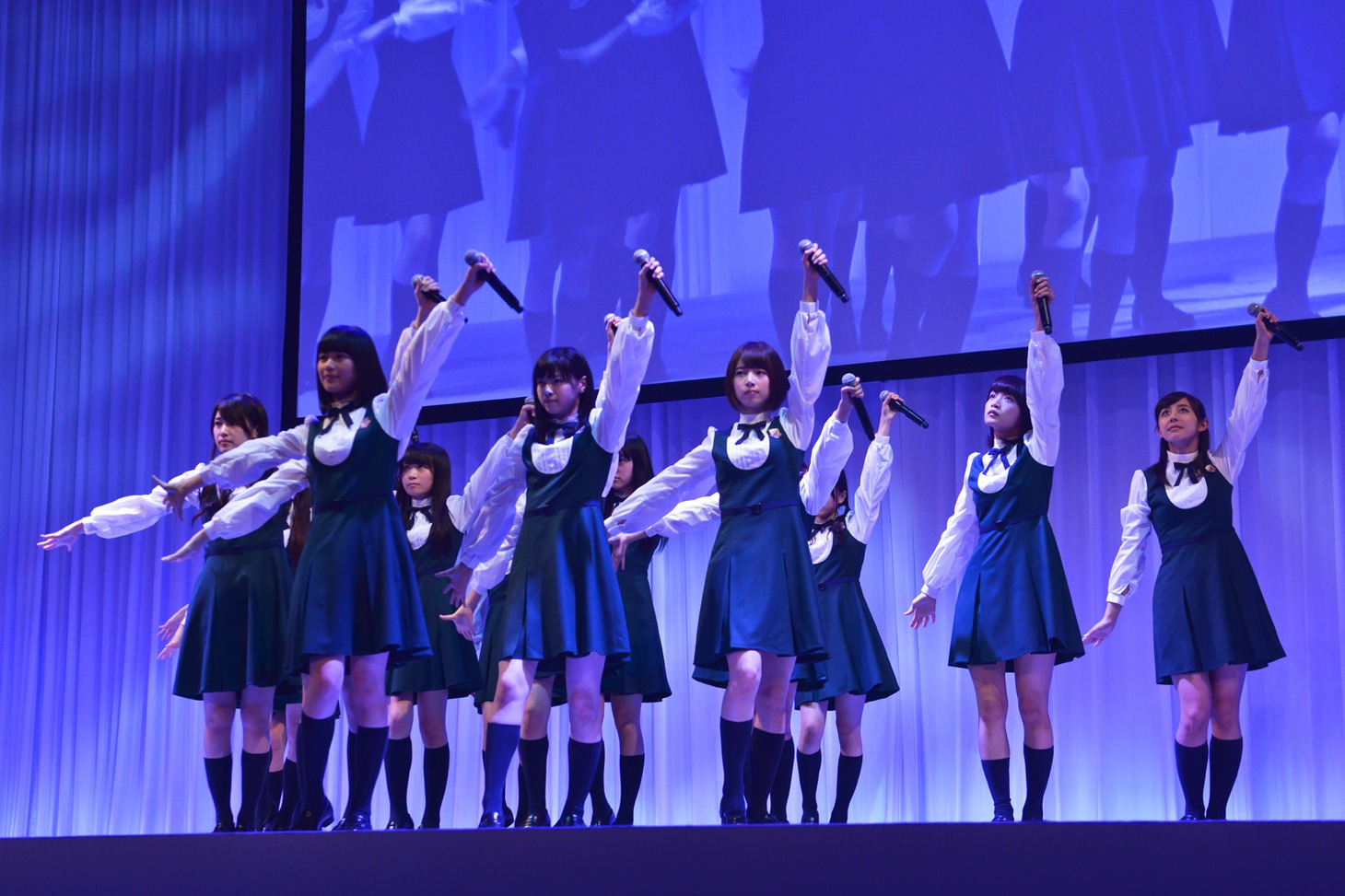 新曲「何度目の青空か？」を初披露する乃木坂46。