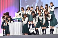 秋元真夏＆白石麻衣のためにサプライズで用意されたバースデーケーキと記念撮影をする乃木坂46。