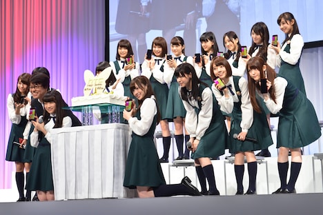 秋元真夏＆白石麻衣のためにサプライズで用意されたバースデーケーキと記念撮影をする乃木坂46。