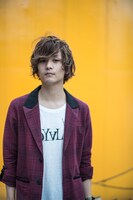 「Signature Line ft. Masato Kanai from BIGMAMA」のアイテムを着用した金井政人（BIGMAMA）。