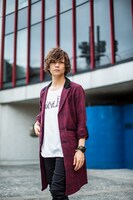 「Signature Line ft. Masato Kanai from BIGMAMA」のアイテムを着用した金井政人（BIGMAMA）。