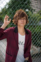 「Signature Line ft. Masato Kanai from BIGMAMA」のアイテムを着用した金井政人（BIGMAMA）。