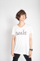 「Signature Line ft. Masato Kanai from BIGMAMA」のアイテムを着用した金井政人（BIGMAMA）。