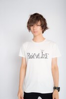 「Signature Line ft. Masato Kanai from BIGMAMA」のアイテムを着用した金井政人（BIGMAMA）。