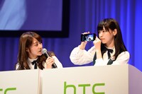 左から桜井玲香、西野七瀬。