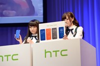 左から秋元真夏、白石麻衣。