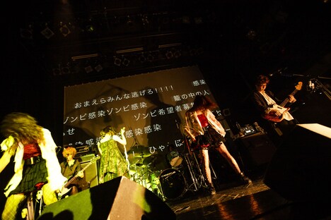 ALiCE IN UNDERGROUND「episode1: 感染」の様子。(撮影:平野タカシ)