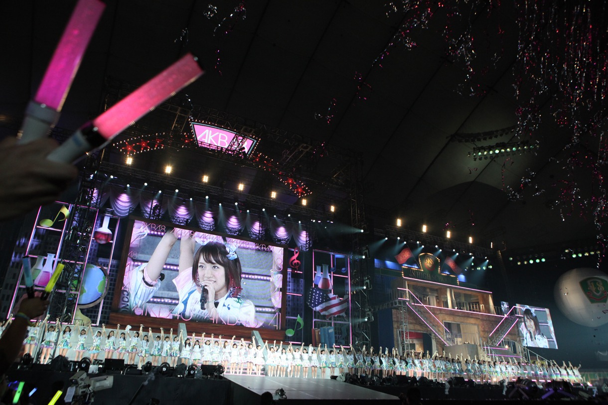 AKB48グループ東京ドームコンサート「～するなよ？するなよ？ 絶対卒業発表するなよ？～」AKB48単独公演の様子。 (c)AKS