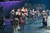 「言い訳Maybe」で自転車に乗って登場した渡辺麻友ら選抜メンバー。 (c)AKS