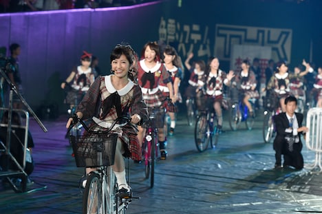 「言い訳Maybe」で自転車に乗って登場した渡辺麻友ら選抜メンバー。 (c)AKS
