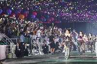 「言い訳Maybe」で自転車に乗って登場した渡辺麻友ら選抜メンバー。 (c)AKS