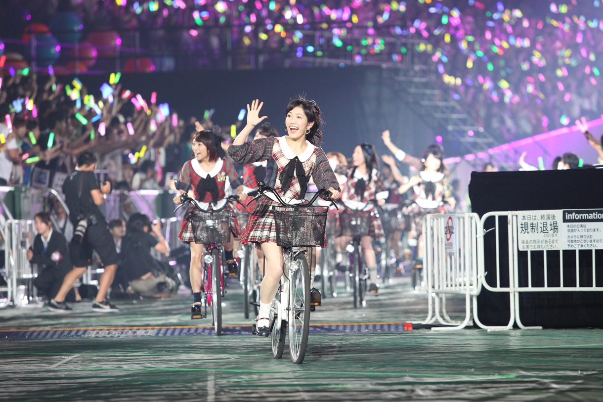 「言い訳Maybe」で自転車に乗って登場した渡辺麻友ら選抜メンバー。 (c)AKS