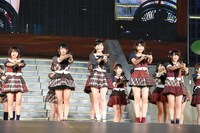 「言い訳Maybe」歌唱の様子。 (c)AKS