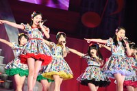 チーム8による「10年桜」歌唱の様子。 (c)AKS