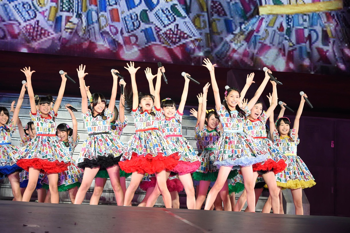 チーム8による「10年桜」歌唱の様子。 (c)AKS