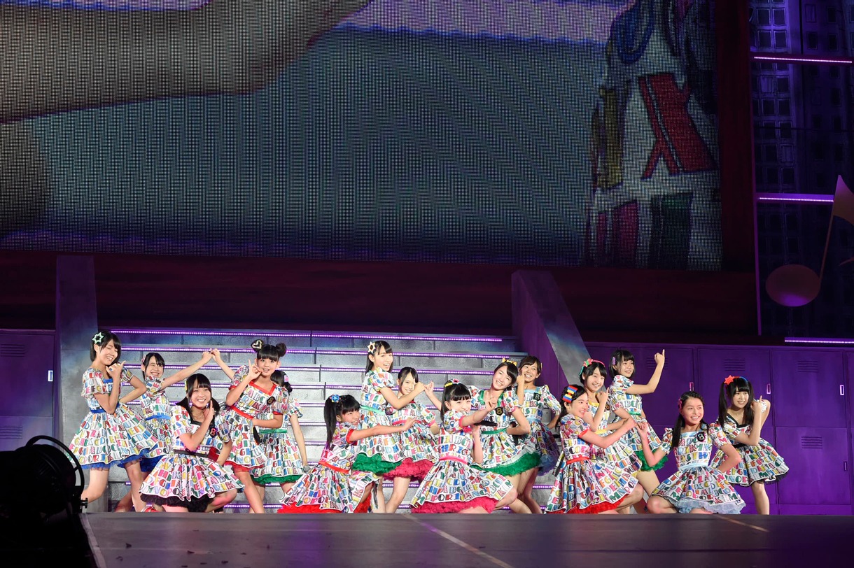 チーム8による「10年桜」歌唱の様子。 (c)AKS
