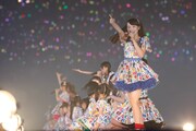 チーム8による「47の素敵な街」歌唱の様子。 (c)AKS