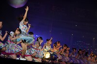 チーム8による「47の素敵な街」歌唱の様子。 (c)AKS