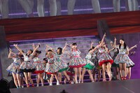 チーム8による「47の素敵な街」歌唱の様子。 (c)AKS