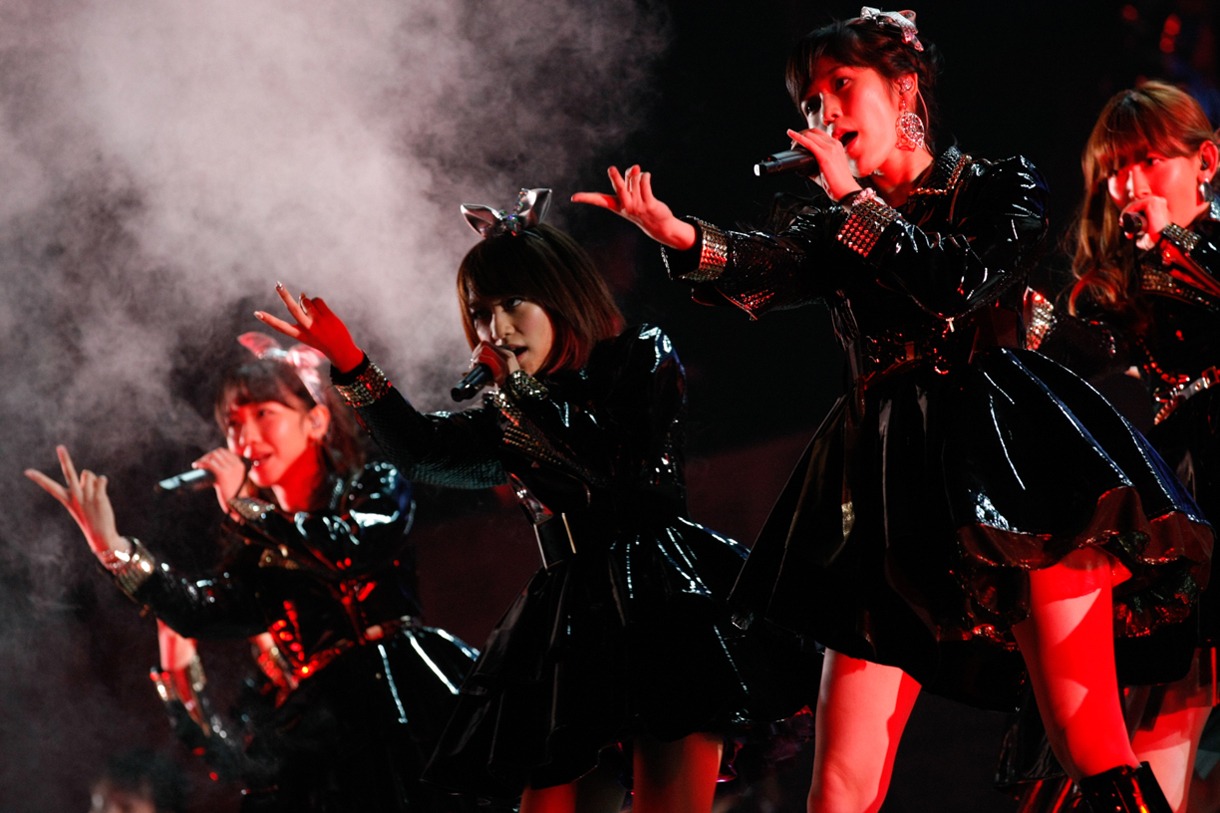 「Beginner」歌唱の様子。 (c)AKS