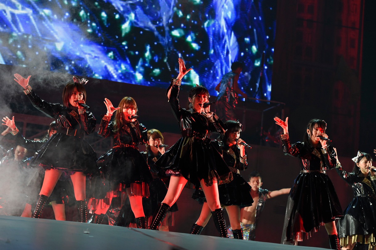 「Beginner」歌唱の様子。 (c)AKS
