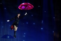 「スイングジャズメドレー」の様子。 (c)AKS