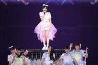 「上からマリコ」でセンターを務めた塚本まり子。 (c)AKS