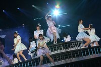 「上からマリコ」歌唱の様子。 (c)AKS