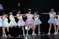 「上からマリコ」歌唱の様子。 (c)AKS