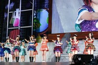 「アリガトウ」歌唱の様子。 (c)AKS