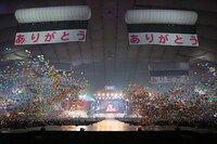 「アリガトウ」歌唱の様子。 (c)AKS