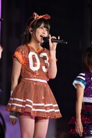 「アリガトウ」を歌う入山杏奈。 (c)AKS