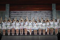 「心のプラカード」歌唱の様子。 (c)AKS