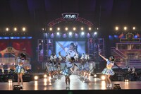 「心のプラカード」歌唱の様子。 (c)AKS