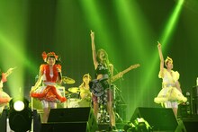 SCANDALとももいろクローバーZによる“ももいろSCANDAL”。