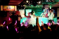 ミニライブの模様。左から井口昇、中川翔子、大槻ケンヂ。