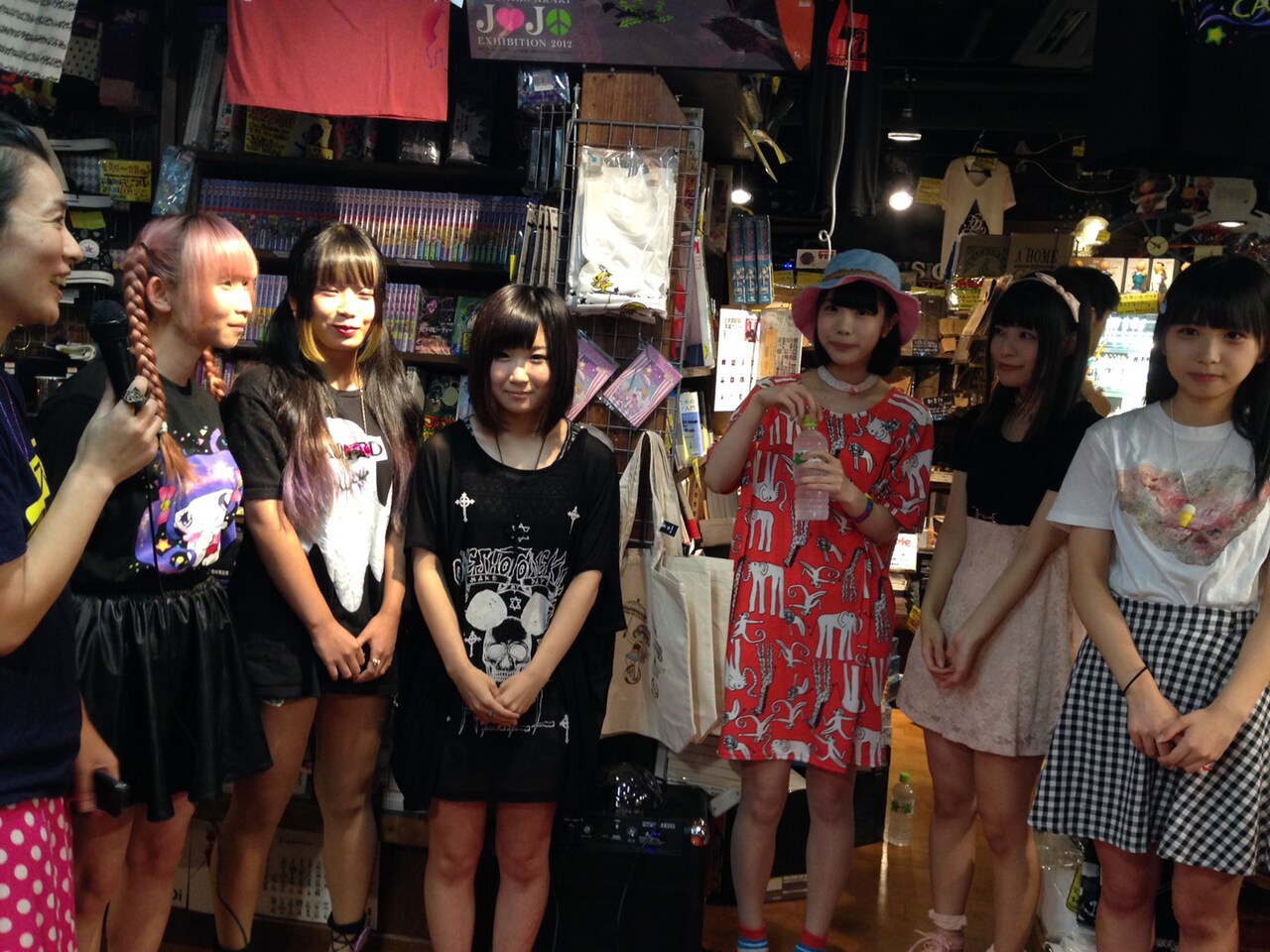 ゆるめるモ！がファンの私物や顔面にサイン