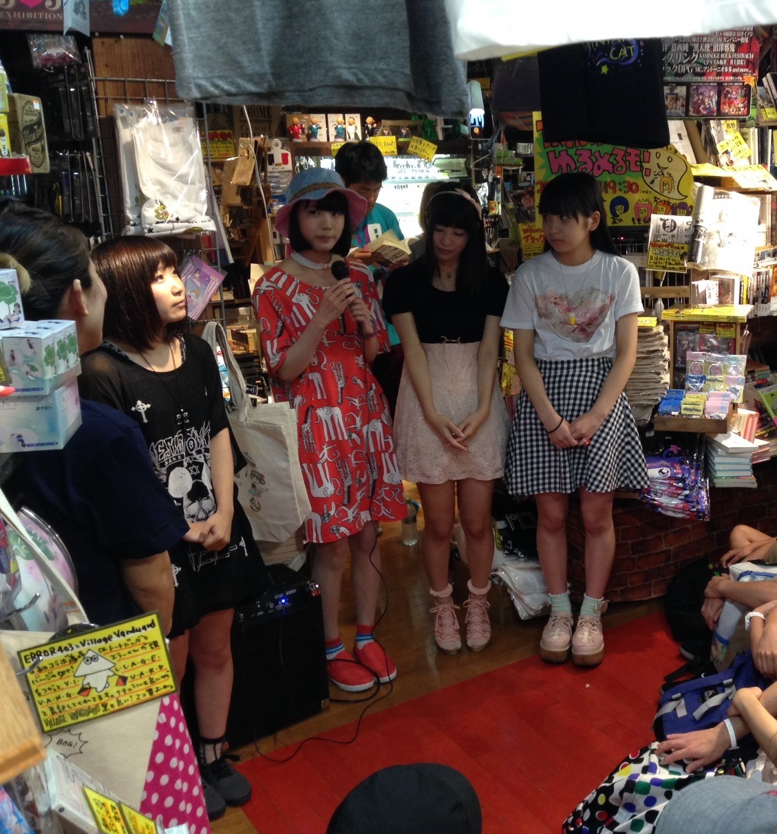 ヴィレッジヴァンガード渋谷宇田川店でのゆるめるモ！。