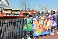 安宅丸をバックに記念撮影するチームしゃちほこ。