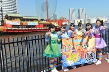 安宅丸をバックに記念撮影するチームしゃちほこ。