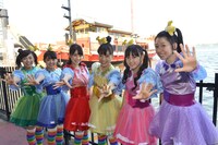 安宅丸をバックに記念撮影するチームしゃちほこ。