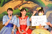 筆談で「つりがしたい」とアピールする伊藤千由李（左）。