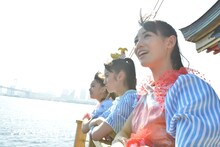 クルージングを満喫するチームしゃちほこ。手前から秋本帆華、咲良菜緒、安藤ゆず。