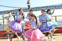 安宅丸船上でライブパフォーマンスを披露するチームしゃちほこ。