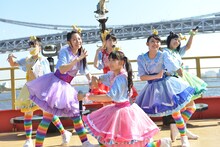 安宅丸船上でライブパフォーマンスを披露するチームしゃちほこ。