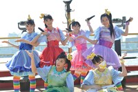 安宅丸船上でライブパフォーマンスを披露するチームしゃちほこ。